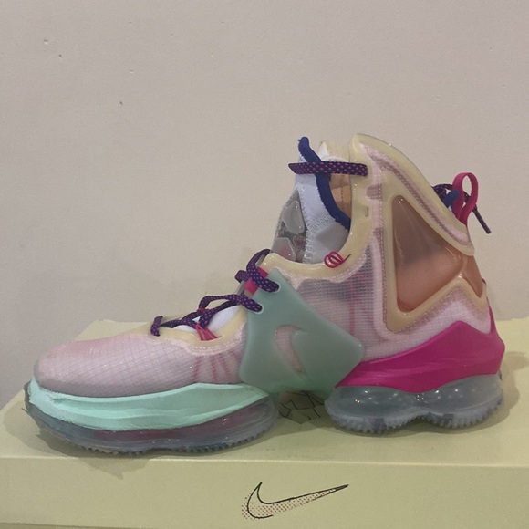 Lebron XIX Valentines Day - Picture 7 of 8